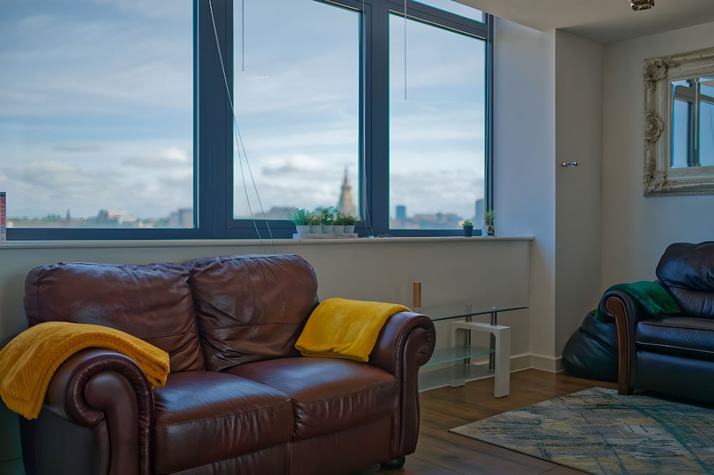 2 bedroom central apartment with parking