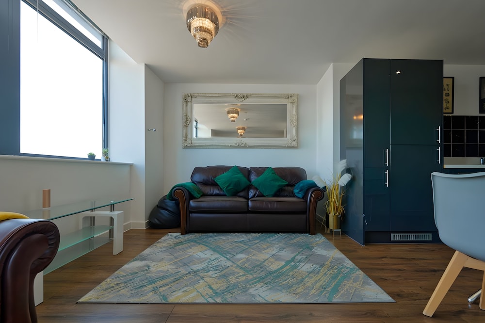 2 bedroom central apartment with parking