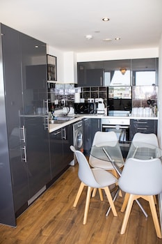 2 bedroom central apartment with parking