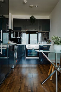 2 bedroom central apartment with parking