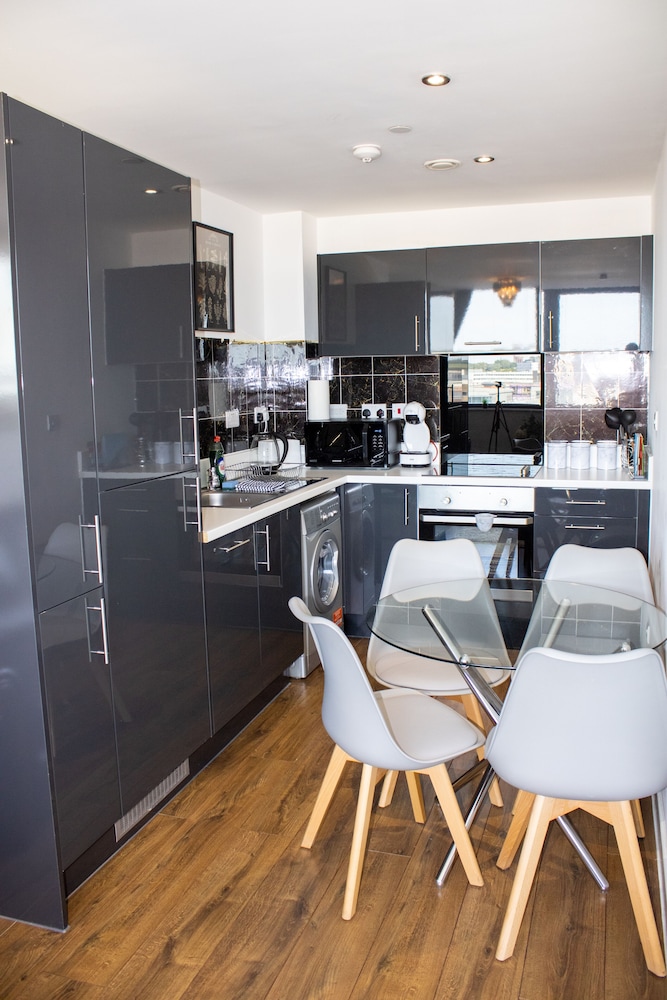 2 bedroom central apartment with parking