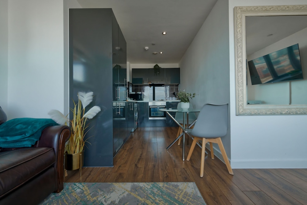 2 bedroom central apartment with parking