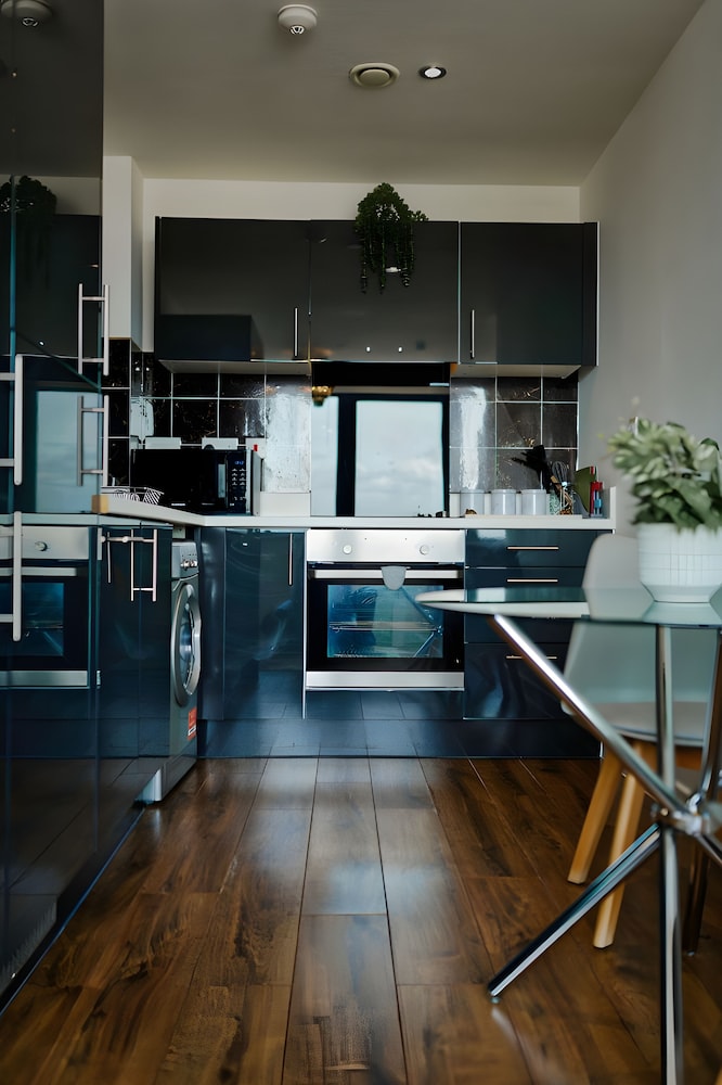 2 bedroom central apartment with parking