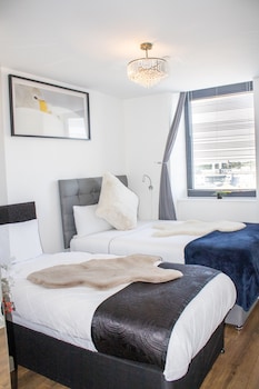 2 bedroom central apartment with parking