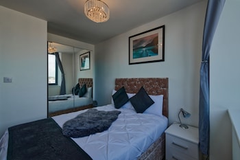 2 bedroom central apartment with parking