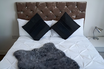 2 bedroom central apartment with parking