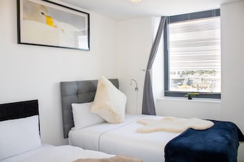 2 bedroom central apartment with parking