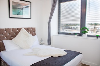 2 bedroom central apartment with parking