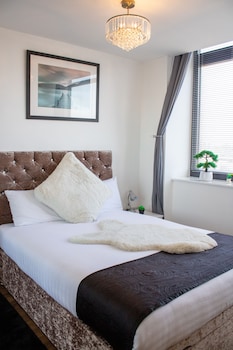 2 bedroom central apartment with parking