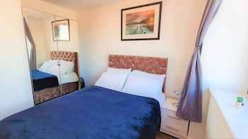 2 bedroom central apartment with parking