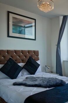 2 bedroom central apartment with parking