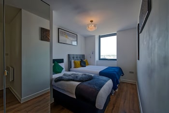 2 bedroom central apartment with parking