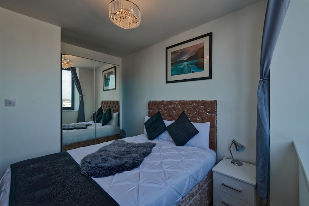 2 bedroom central apartment with parking