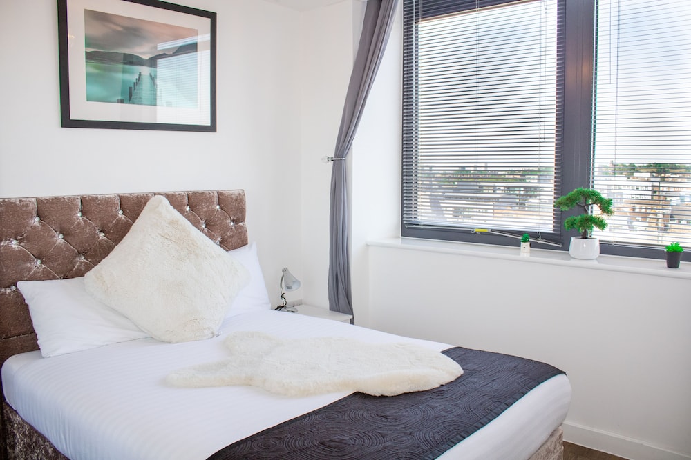 2 bedroom central apartment with parking