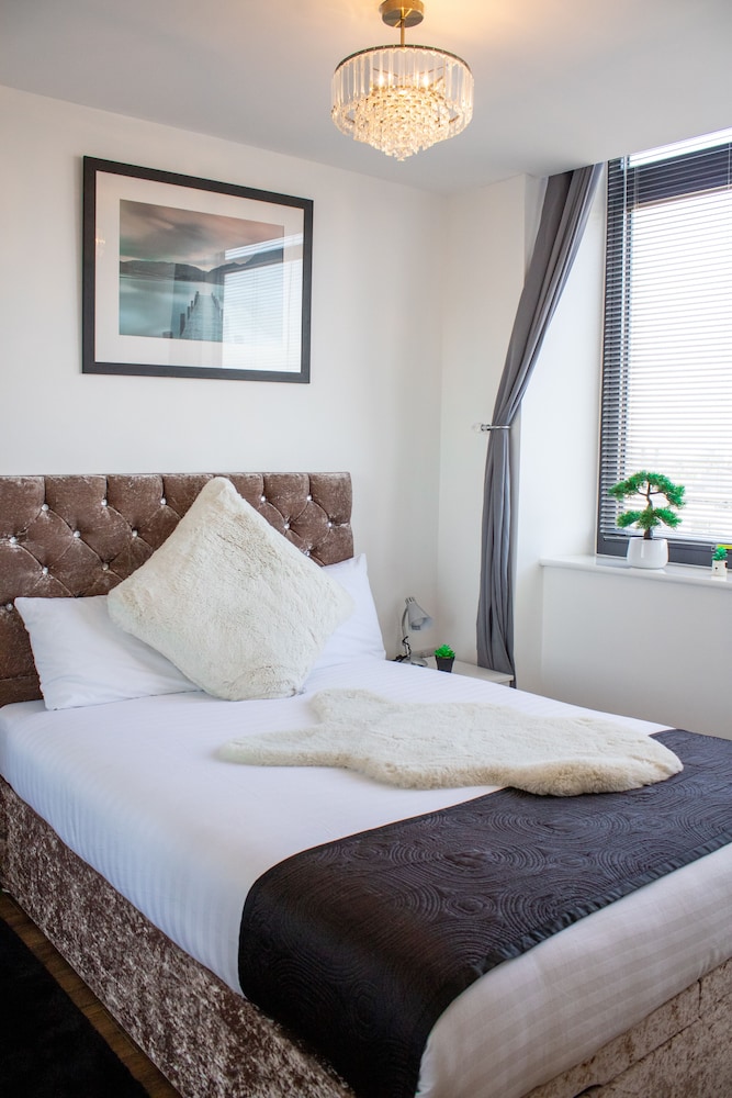 2 bedroom central apartment with parking