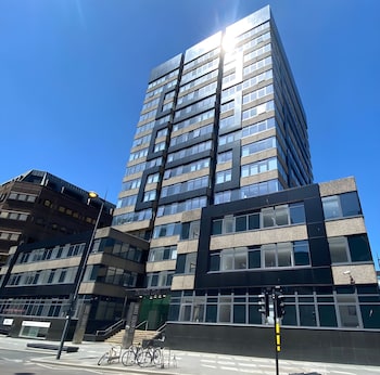 2 bedroom central apartment with parking