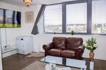 2 bedroom central apartment with parking