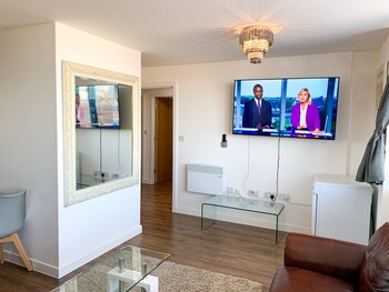 2 bedroom central apartment with parking