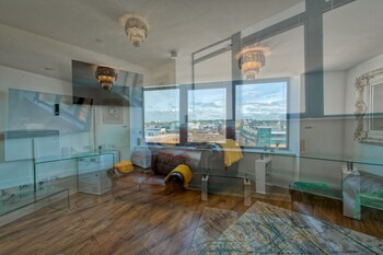 2 bedroom central apartment with parking