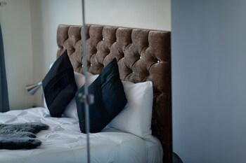 2 bedroom central apartment with parking