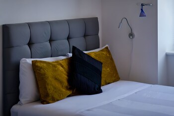 2 bedroom central apartment with parking