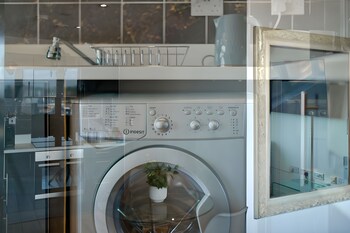 2 bedroom central apartment with parking