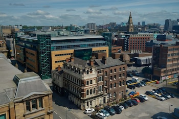 2 bedroom central apartment with parking