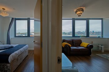 2 bedroom central apartment with parking