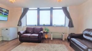 2 bedroom central apartment with parking