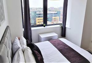2 bedroom central apartment with parking