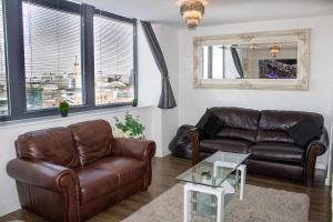 2 bedroom central apartment with parking