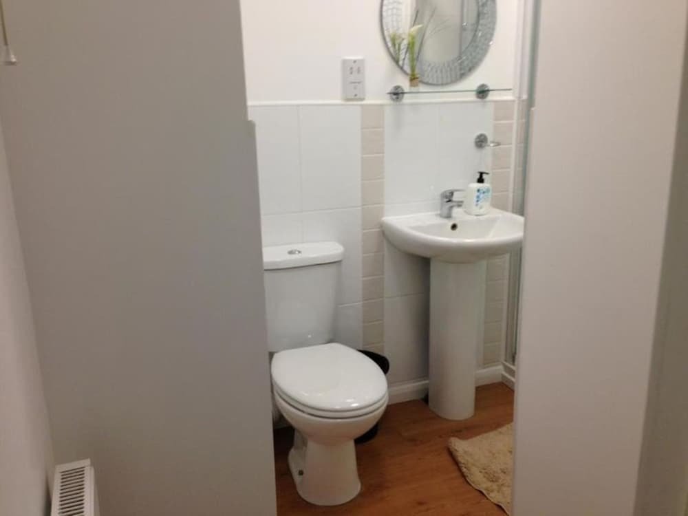 Double With Shared Bathroom Sleeps 1-2 Located 5 Minutes From Heathrow Dsbyr,,2.5 star