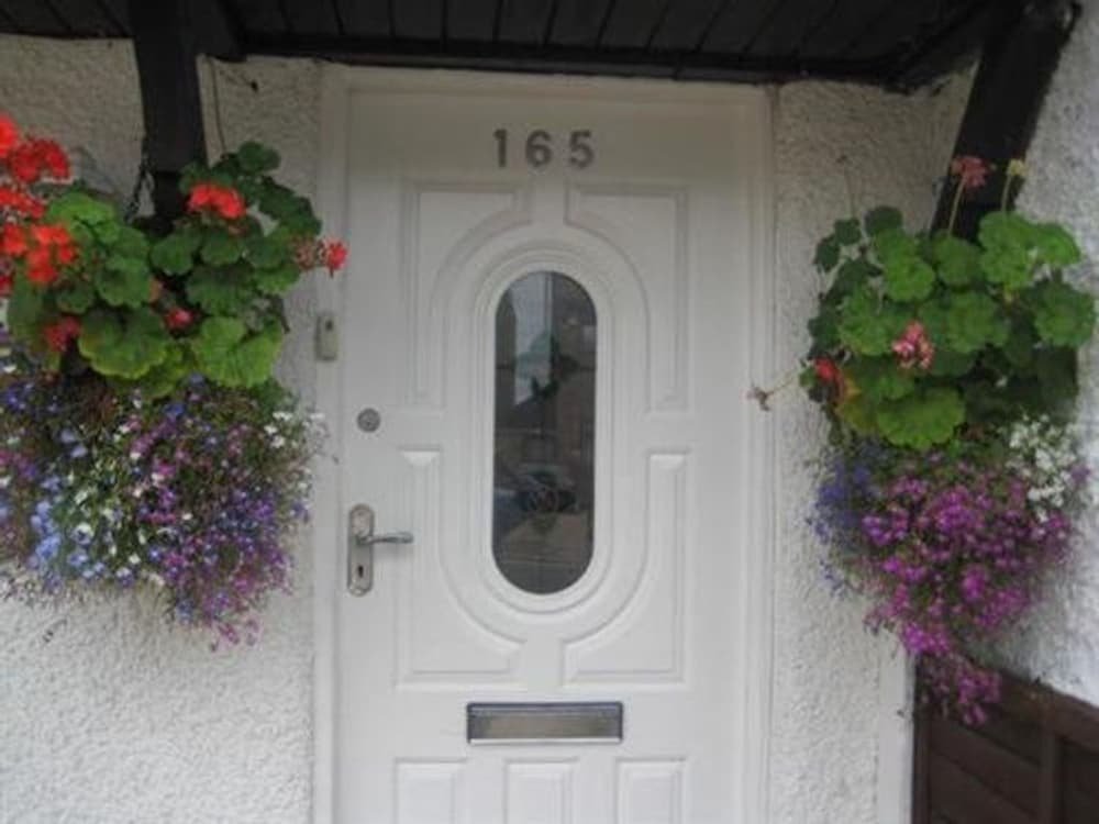 Double With Shared Bathroom Sleeps 1-2 Located 5 Minutes From Heathrow Dsbyr,,2.5 star