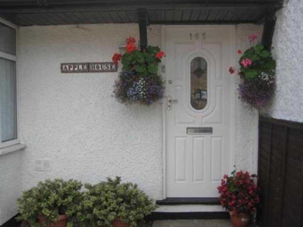 Double With Shared Bathroom Sleeps 1-2 Located 5 Minutes From Heathrow Dsbyr,,2.5 star