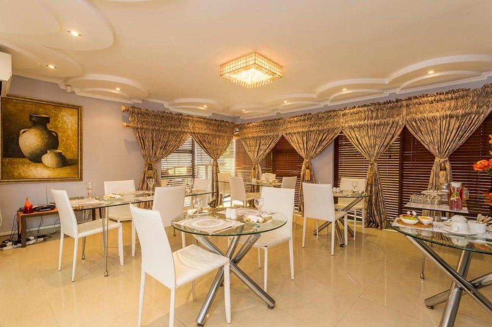 ezulwini guest house standard double room with balcony pool view
