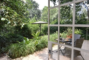 charming yellowwood cottage for 2 people in spacious garden