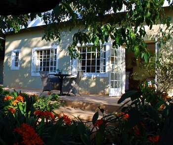 charming yellowwood cottage for 2 people in spacious garden