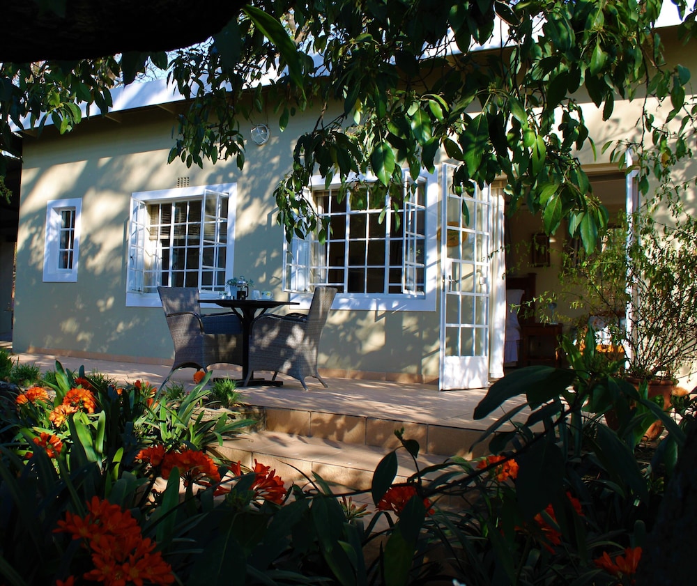 charming yellowwood cottage for 2 people in spacious garden