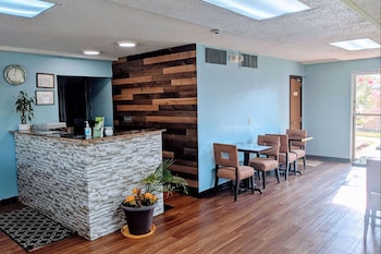 Travelodge By Wyndham Forsyth,Forsyth>>Barnesville,2 star