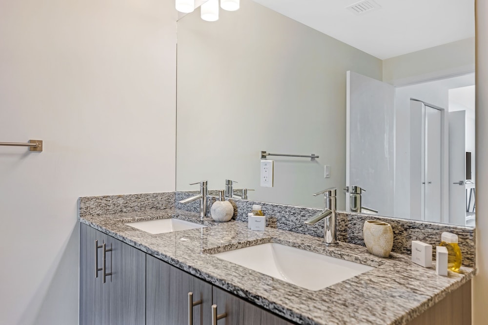 modern downtown doral one bedroom apt with golf course views