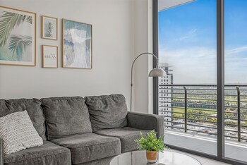 modern downtown doral one bedroom apt with golf course views