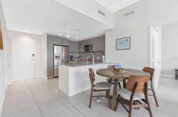 modern downtown doral one bedroom apt with golf course views