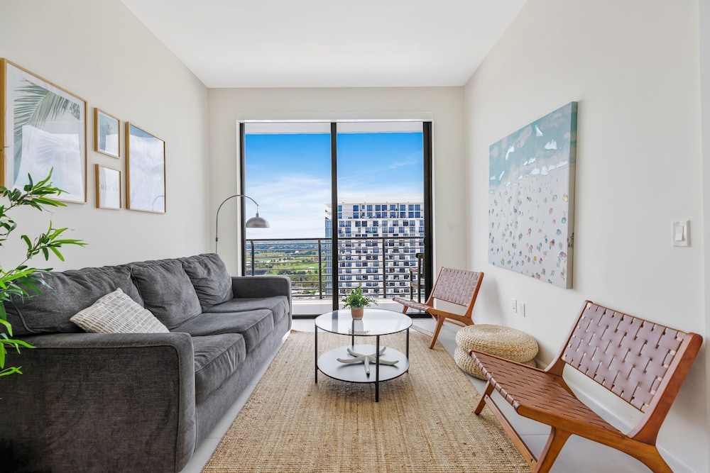 modern downtown doral one bedroom apt with golf course views