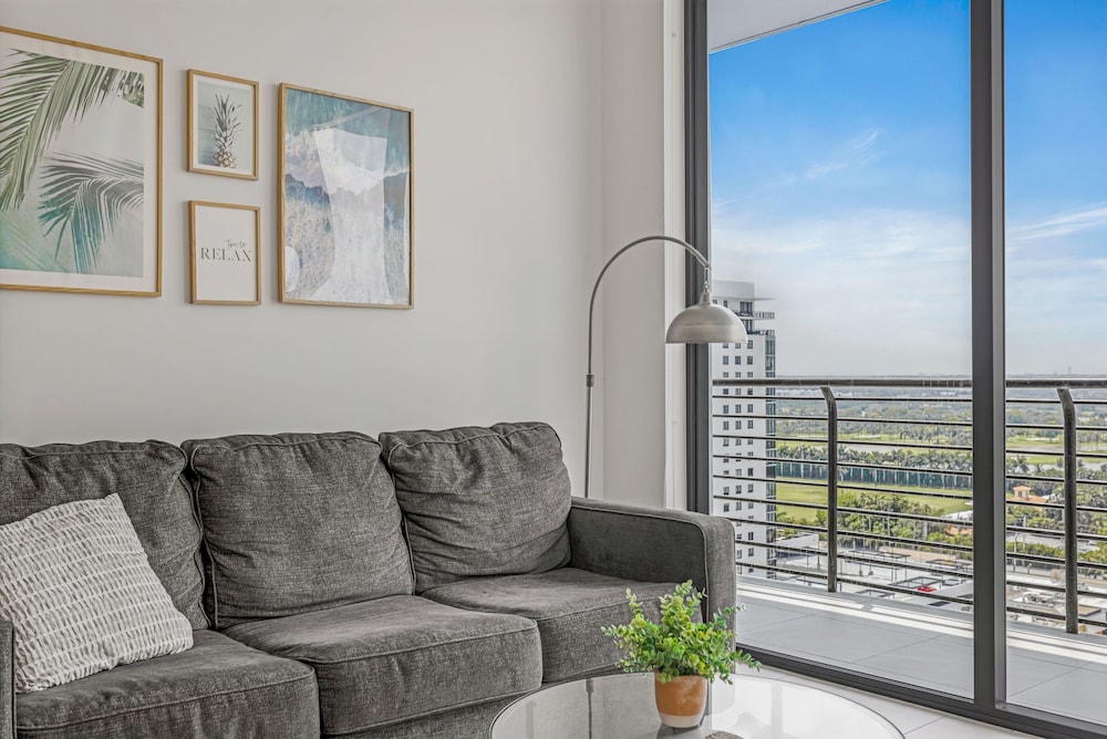 modern downtown doral one bedroom apt with golf course views