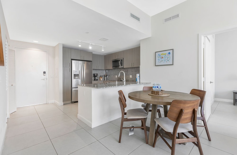 modern downtown doral one bedroom apt with golf course views