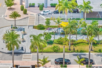 modern downtown doral one bedroom apt with golf course views