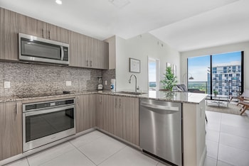 modern downtown doral one bedroom apt with golf course views
