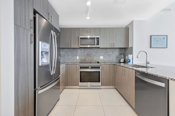 modern downtown doral one bedroom apt with golf course views