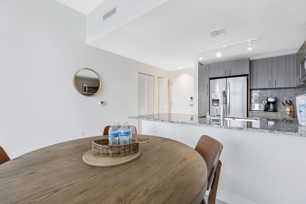 modern downtown doral one bedroom apt with golf course views