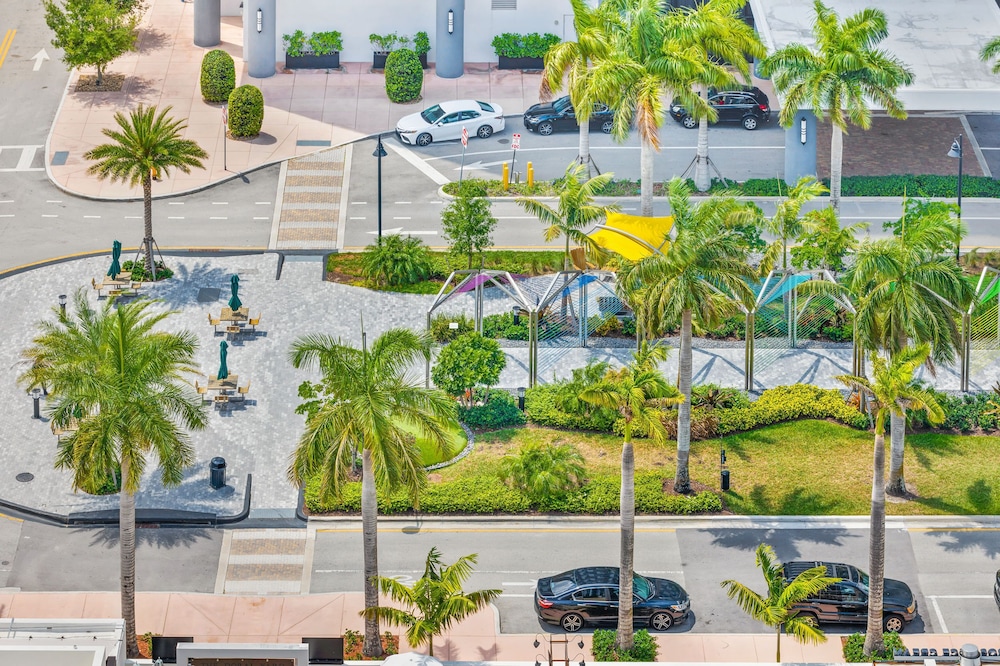 modern downtown doral one bedroom apt with golf course views